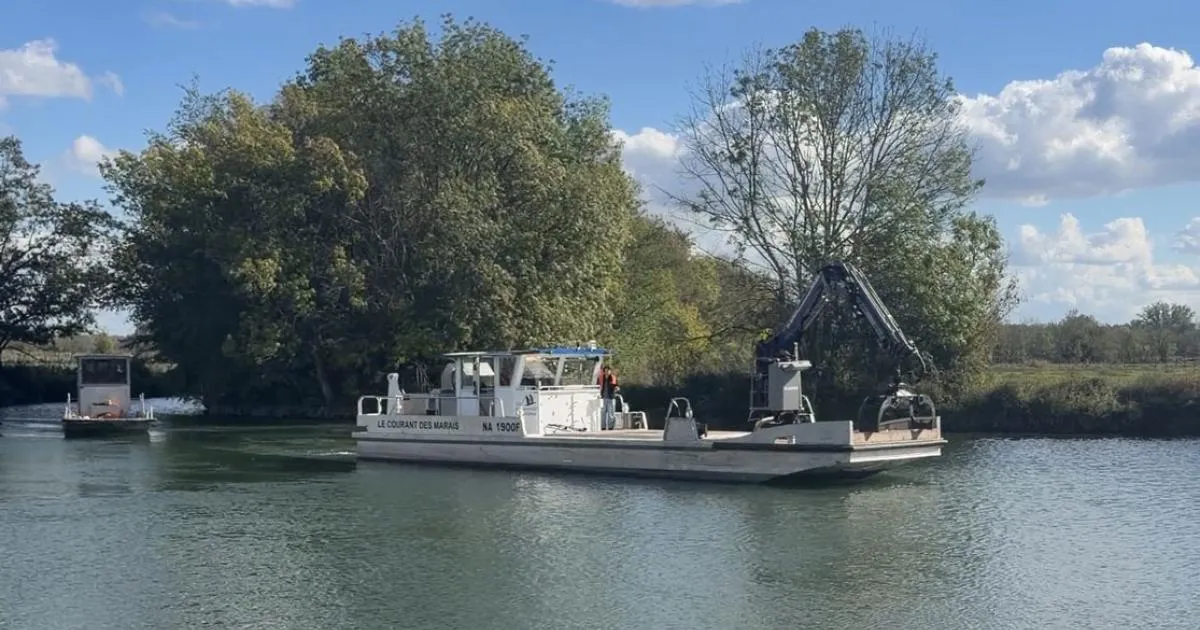 Le Département de la Charente-Maritime se dote du bateau-grue "Le Courant des Marais" pour l'entretien du fleuve